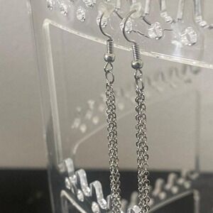 Hanging‎ earrings
